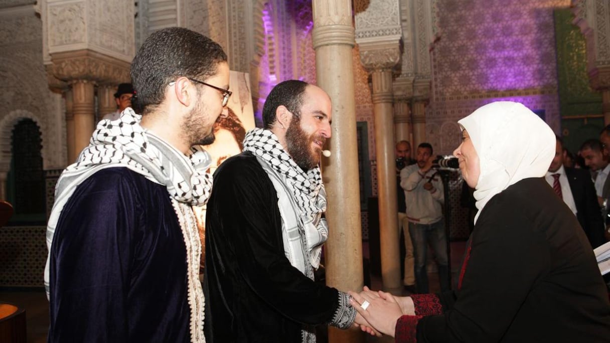 L'Artiste Hassan El Jai, chargé de la lecture des poèmes de Mahmoud Darwich, et Laila Ghanem, mairesse de Ramallah.
