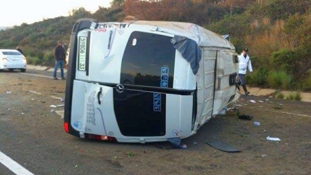 L’autocar transportant des supporters de l’Ittihad de Tanger, endommagé.
