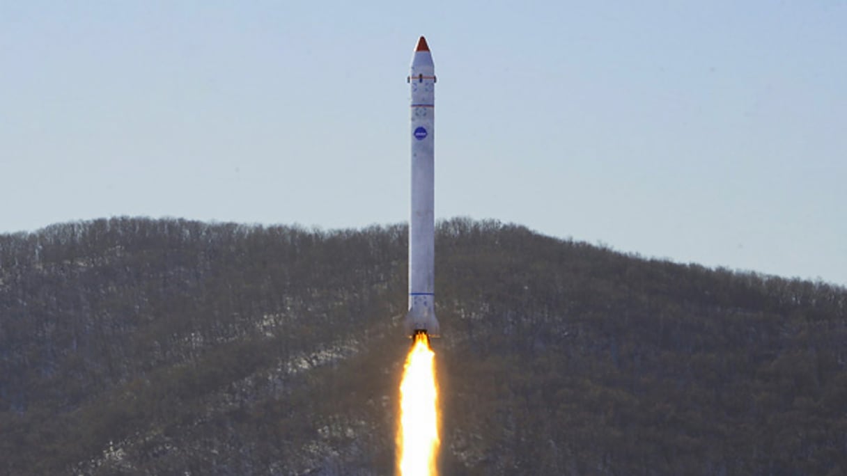 Cette photo publiée par l'agence officielle de la Corée du Nord le 19 décembre 2022 montre une fusée transportant un satellite expérimental lors de son lancement depuis le Sohae Satellite Launch Ground à Tongchang-ri.
