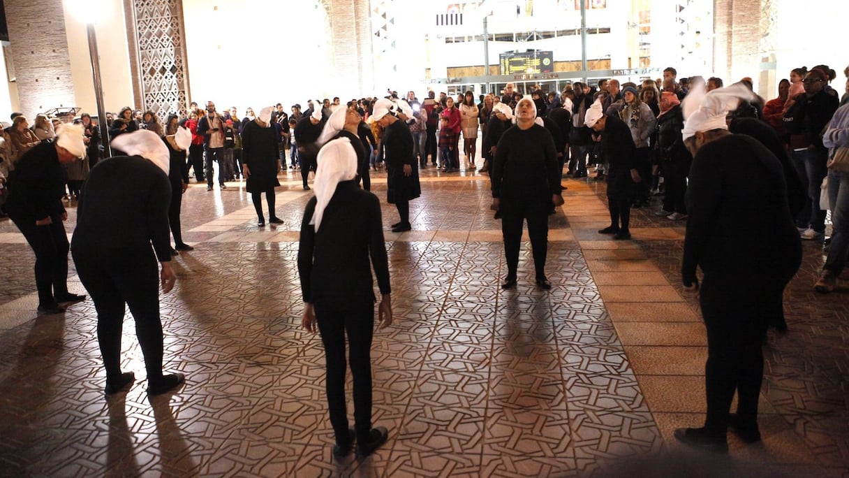 Bouchra Ouizguen a encore montré toute la dimension de son talent et de sa troublante sensibilité avec cette prenante performance présentée à la Biennale de Marrakech. 
