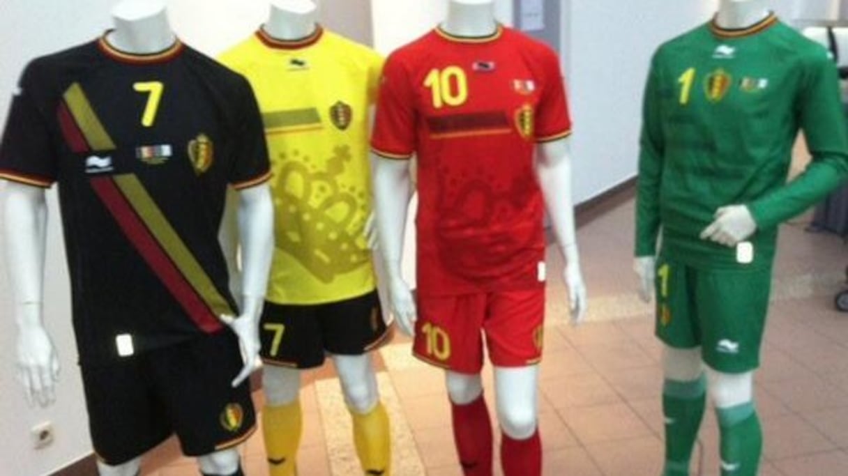 Belgique domicile (rouge), extérieur (noir) et alternatif (jaune) et en bonus le maillot du gardien (vert)
