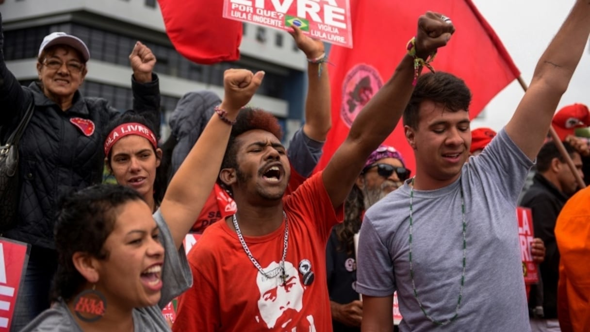 Des partisans de Lula, le 8 novembre 2019 à Curitiba, dans le sud du Brésil.
