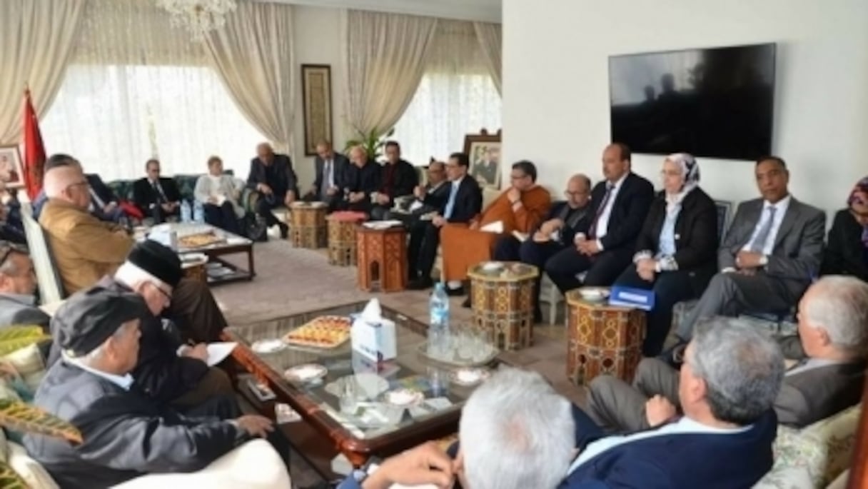 Le chef du gouvernement Saâd-Eddine El Othmani, lors d'une réunion avec les chefs des partis et des syndicats représentés au Parlement, lundi 2 avril à Rabat. 
