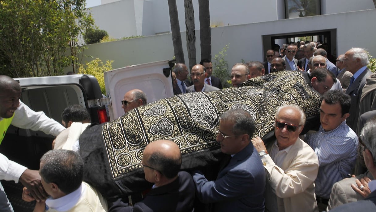 Parents et amis marcheront ensemble vers le cimetière. 
