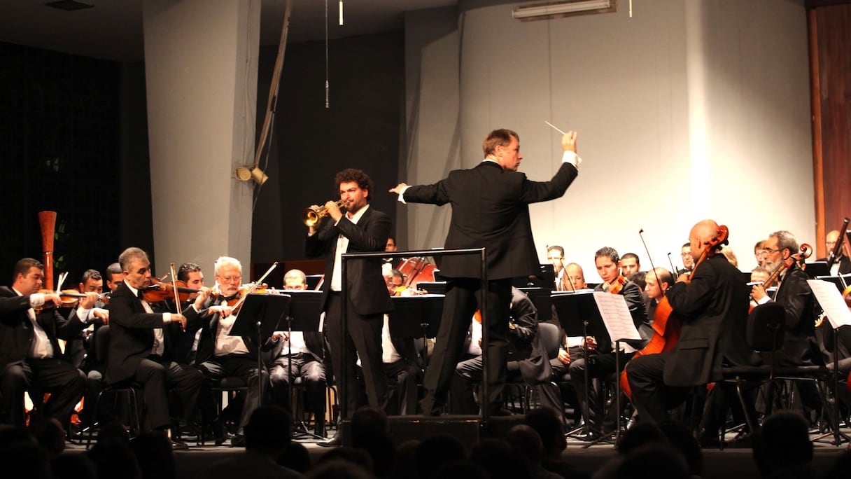 Olivier Holt, le chef d'orchestre, annonce les premières mesures d'un moment de grâce.
