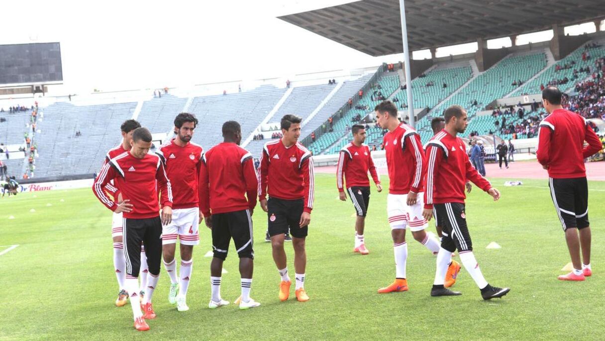 Le onze titulaire du leader de la Botola fait la traditionnelle reconnaissance de la pelouse avant l'échauffement. 
