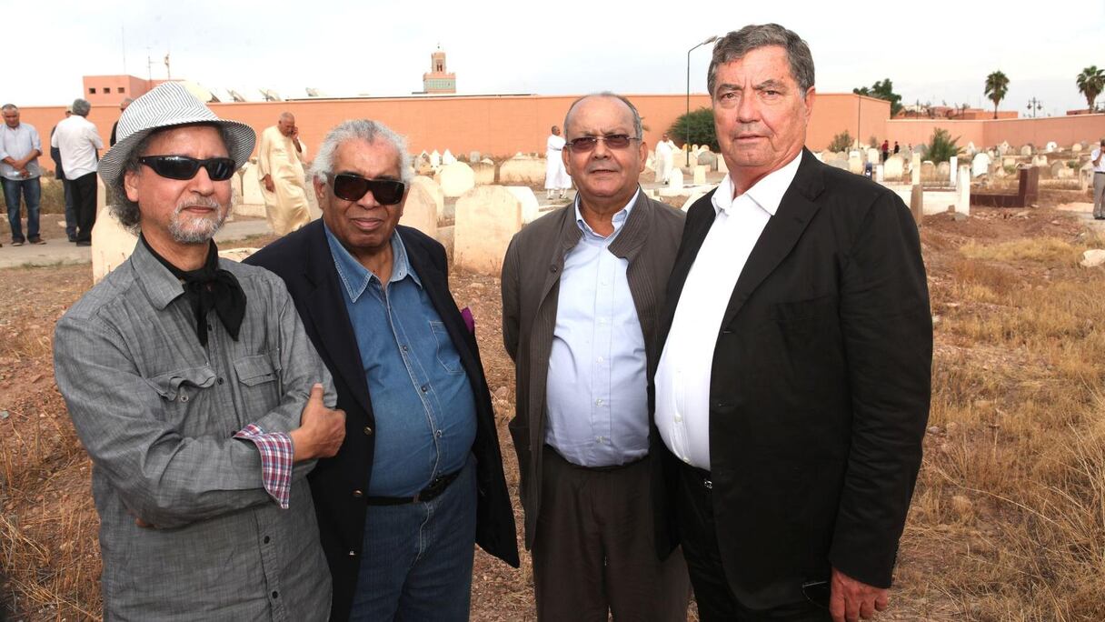 Aux côtés de Ghani Belmaachi, l'artiste peintre Talal, Abderrahman Saidi et Mustapha Belkahia s'apprêtent à se recueillir ensemble, dans le cimetière. 
