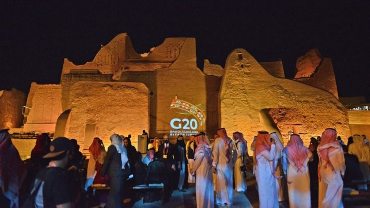 Le logo du G20 est projeté sur un site historique en banlieue de la capitale saoudienne Ryad, le 20 novembre 2020.
