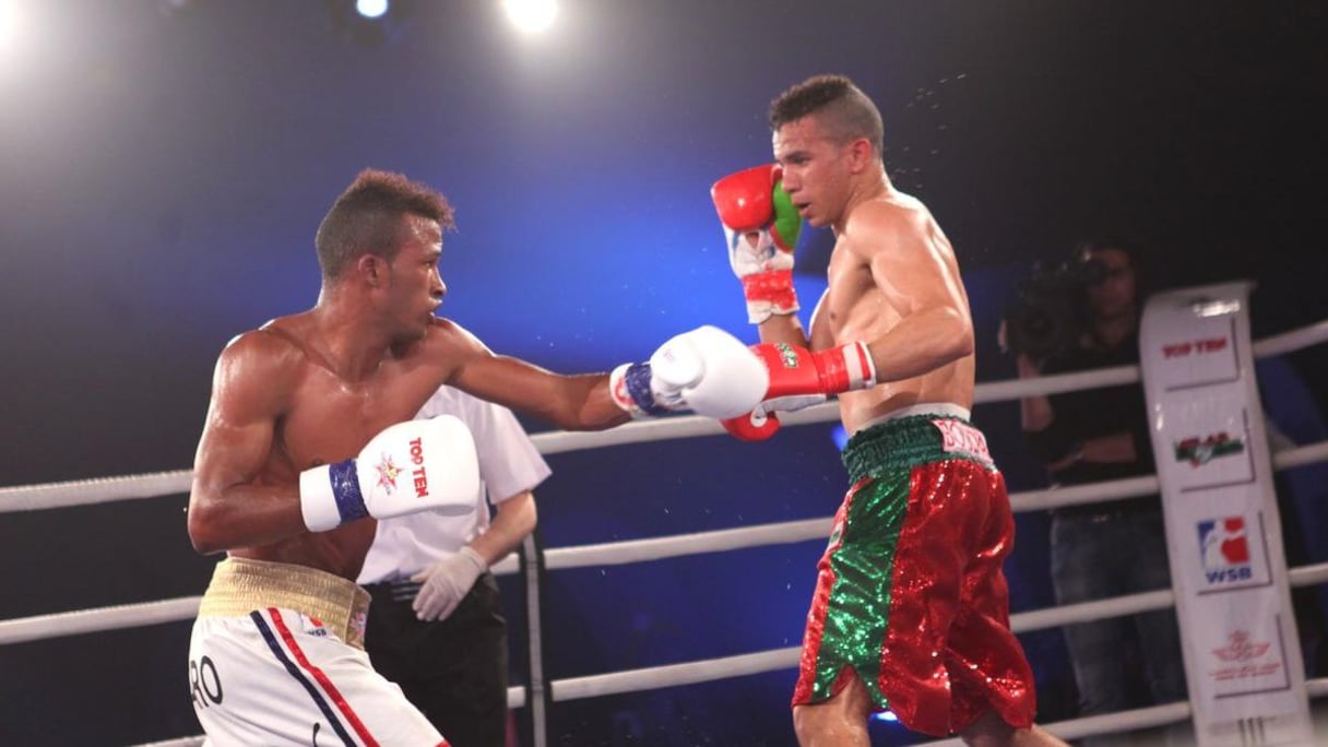 Le Cubain toujours en mouvement, impose sa boxe au Marocain.
