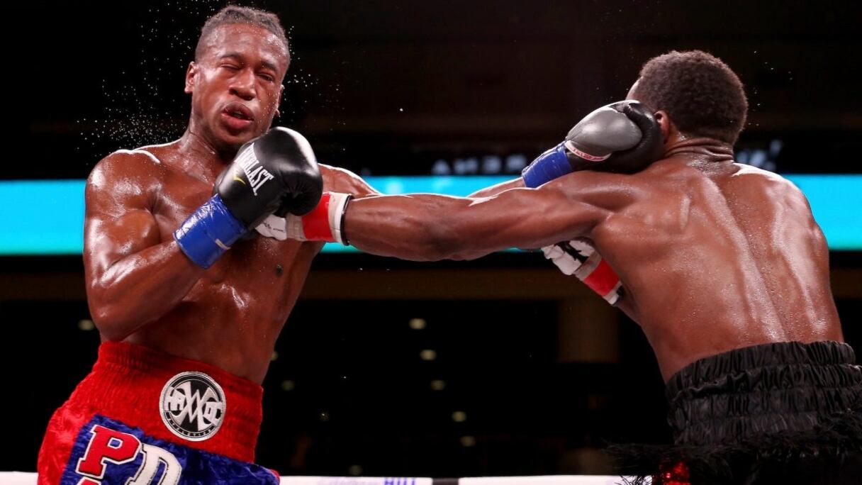 À gauche, le boxeur américain Patrick Day, dans le coma après un KO.
