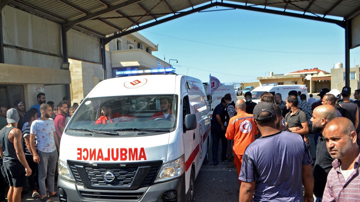Des ambulances attendant du côté libanais du passage frontalier d'Arida l'arrivée des corps des migrants libanais noyés suite au naufrage de leur bateau au large des côte syriennes, jeudi dernier.
