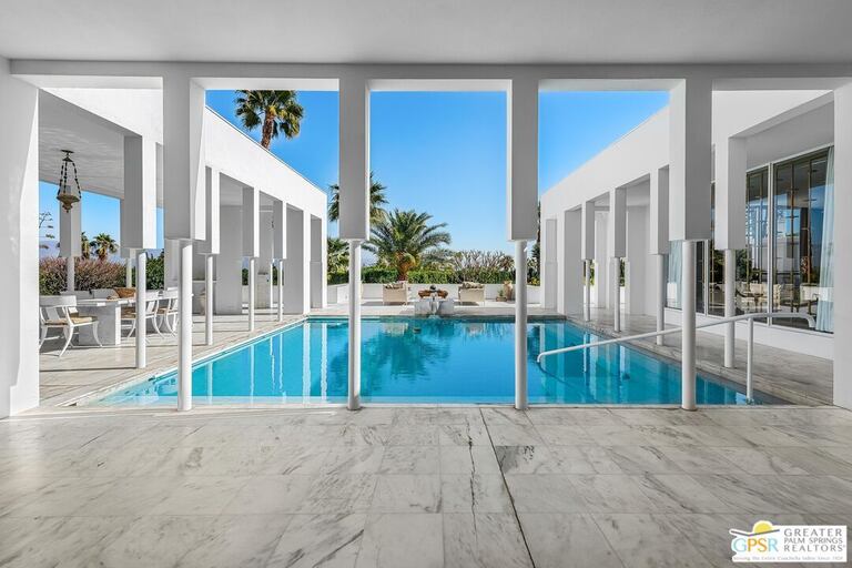 La piscine est entourée de colonnes, inspirées de l'architecture traditionnelle marocaine.