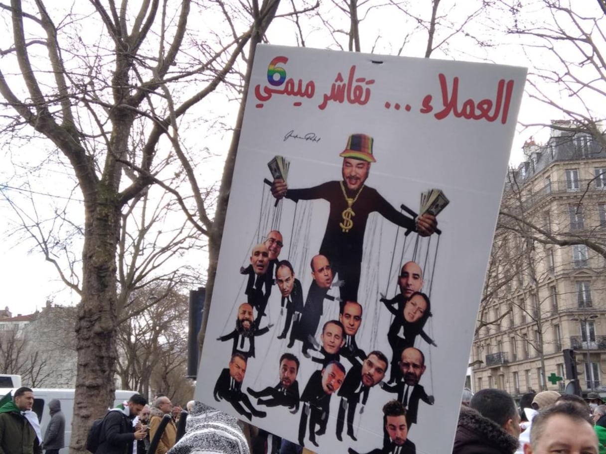 Lors de la manifestation organisée pour l'unité de l'Algérie, le 19 mars à Paris, des pancartes caricaturant le Roi Mohammed VI et porteuses de messages haineux ont été brandies par les manifestants.