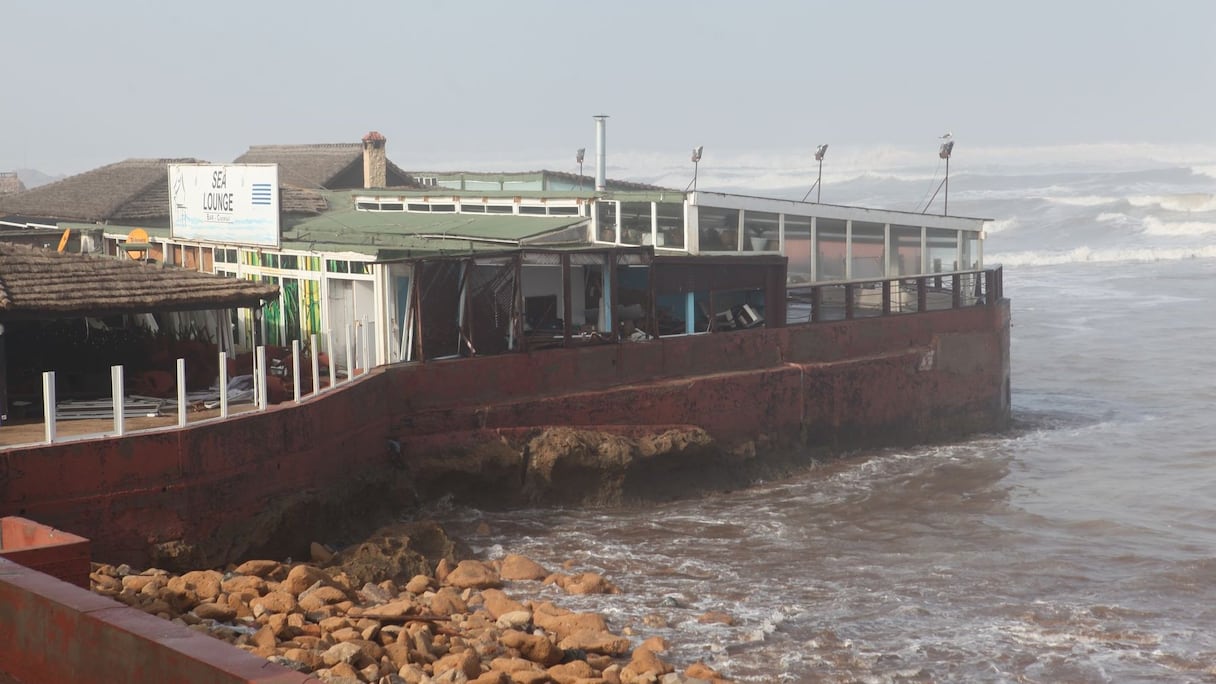 Les houles furieuses de l'océan, déchaîné par les vents, ont submergé les complexes bordant la corniche. 
