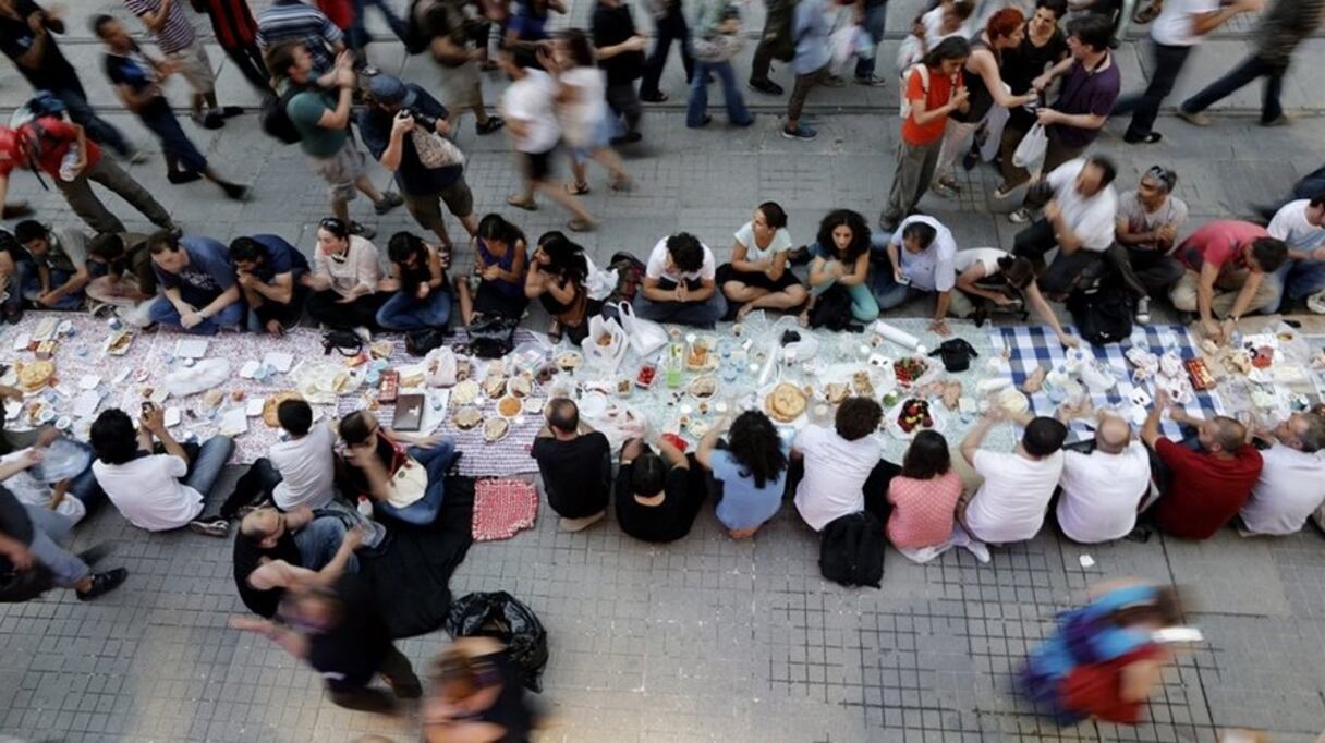 Les contestataires turcs utilisent le ramadan pour relancer la lutte. A Istanbul pique nique géant au beau milieu de la place Taksim pour rompre le ftour.
