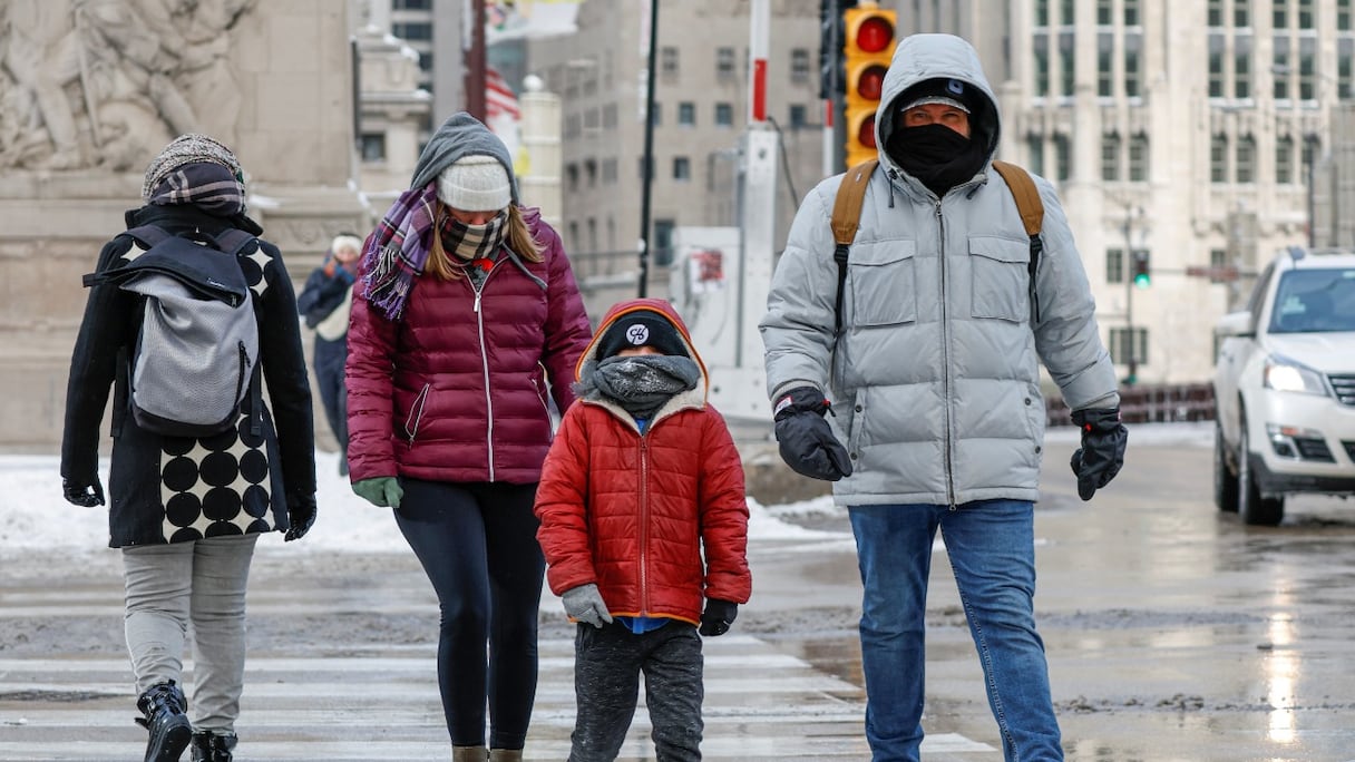 Des habitants emmitouflés dans les rues de Chicago, dans le Michigan, vendredi 23 décembre 2022.
