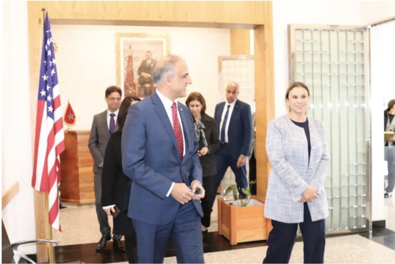 L'Ambassadeur américain, Puneet Talwar, en visite au Laboratoire nationale de la police scientifique et technique de Casablanca.