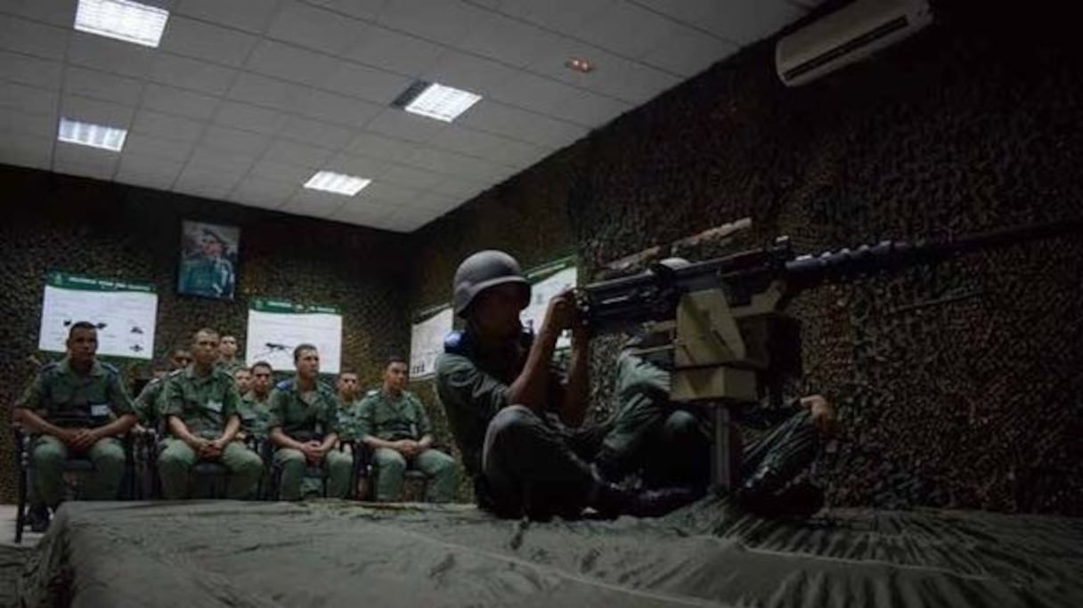 Soldats des FAR utilisant le simulateur de tir pour armes collectives.
