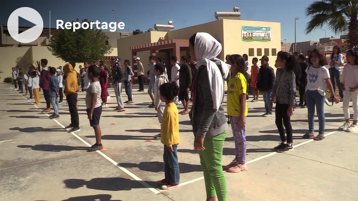 Activité ludique en plein air, dans un camp de vacances de proximité, près de Laâyoune. 
