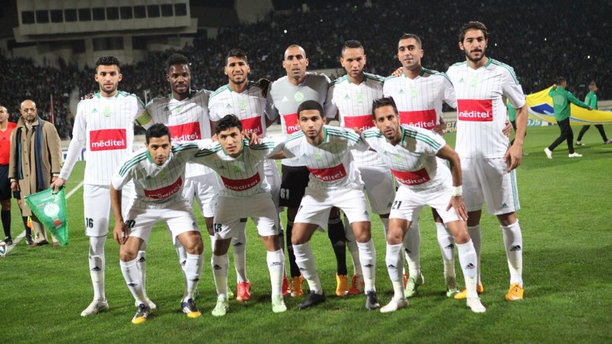 La photo d'équipe du Raja Casabanca. Le club casaoui arborait pour l'occasion un nouveau sponsor sur son maillot.
