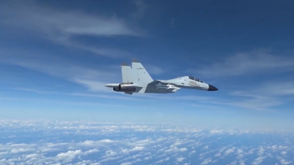 Une capture vidéo de l'avion de chasse J-11 de la marine chinoise volant à proximité d'un avion RC-135 de l'US Air Force dans l'espace aérien international au-dessus de la mer de Chine méridionale.
