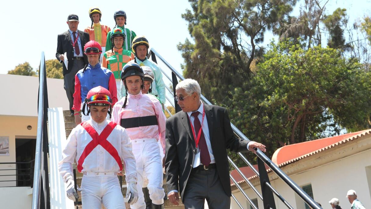 Concentration ultime pour les jockeys avant le démarrage de la compétition.
