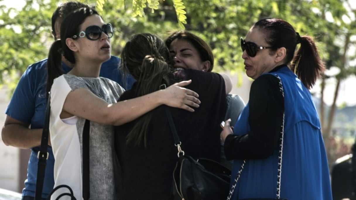 Des familles de passagers du vol d'EgyptAir se consolent au Caire, le 19 mai 2016.
