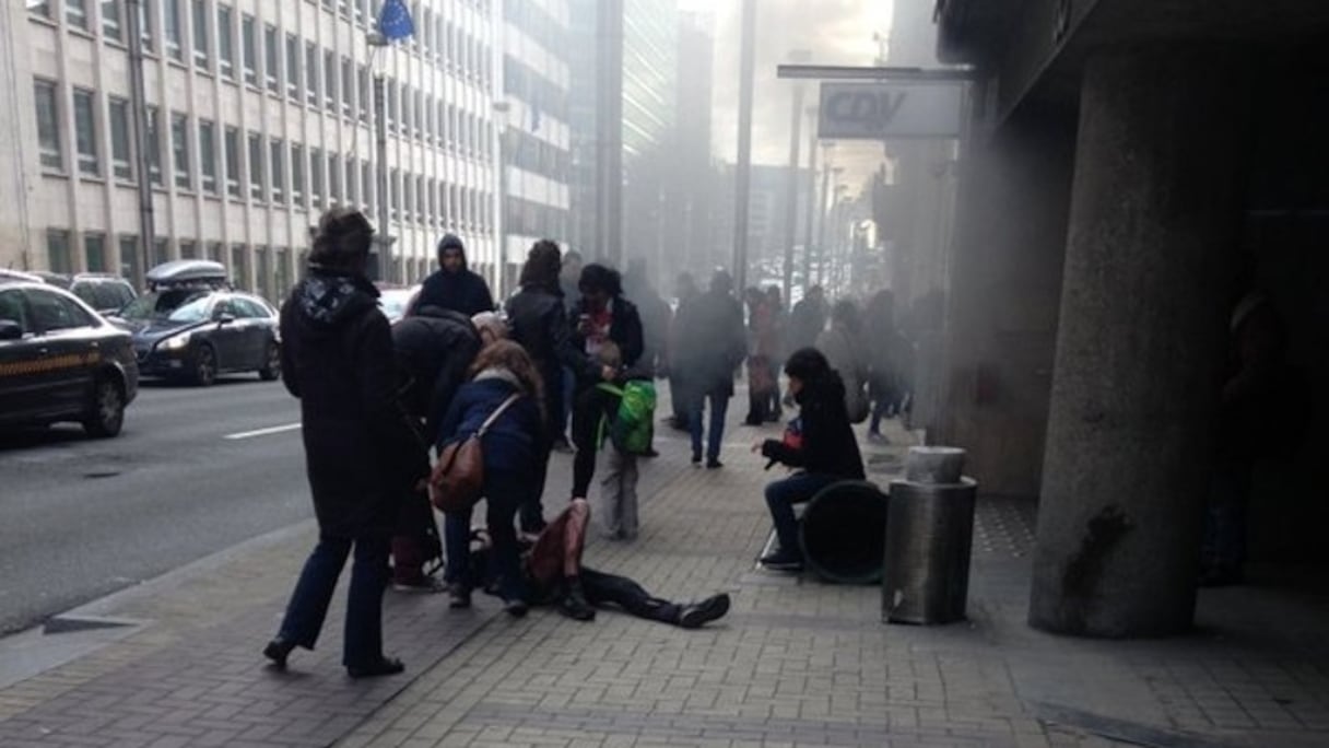 Devant la station touchée par l'explosion.
