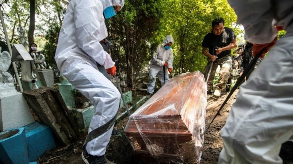 Un enterrement dans le cimetière d'Azcapotzalco, à Mexico, le 6 août 2020. 
