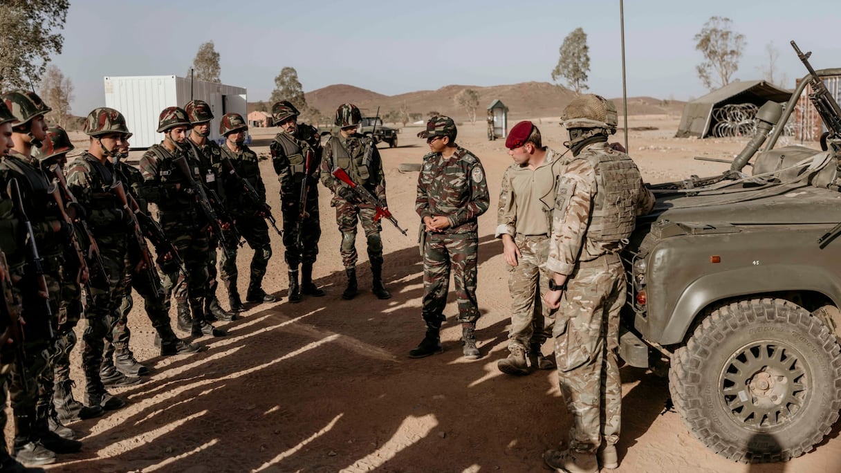 Lors de l'exercise Jebel Sahara unissant troupes marocaines et britanniques.
