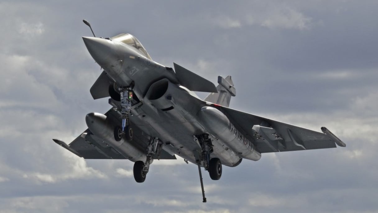 Un avion de combat français Rafale s'approche du porte-avions français Charles de Gaulle, au large de la côte est de Chypre, en Méditerranée, le 10 février 2020.
