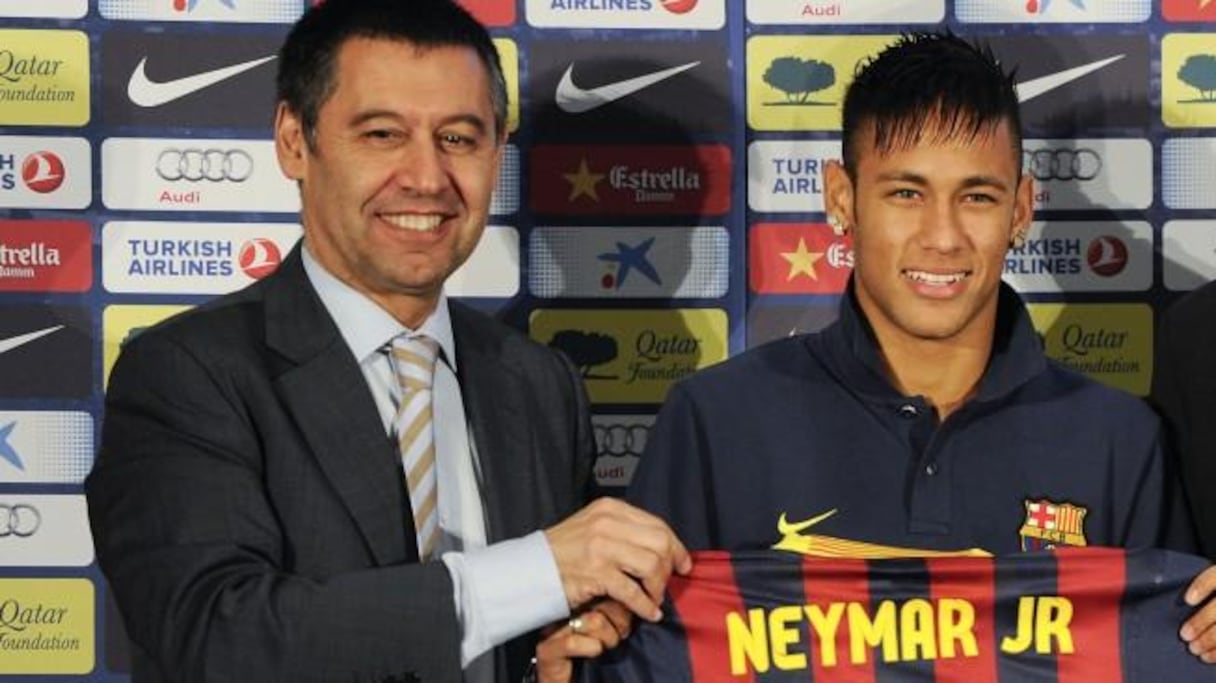 Josep Maria Bartomeu et Neymar lors de l'arrivée du Brésilien en Catalogne.
