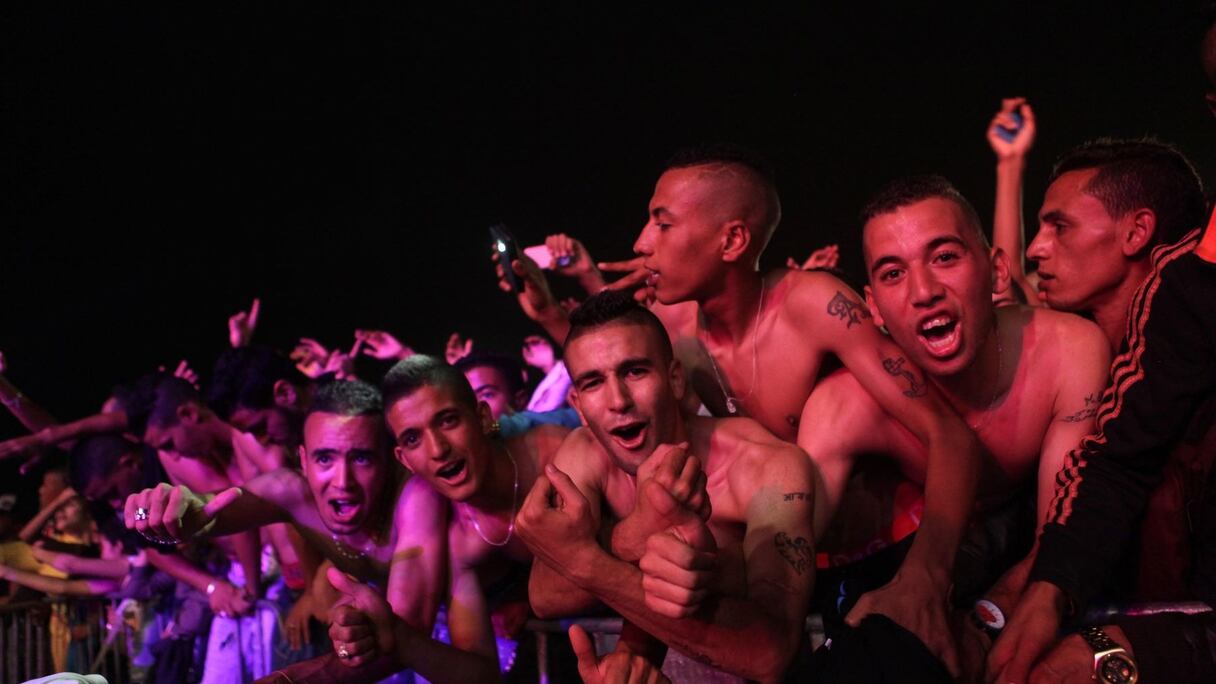 Un vérirable raz de marée. Le concert de Bilal, samedi soir, à El Jadida, a attiré une vaste foule pour le moins incandescente et houleuse. 
