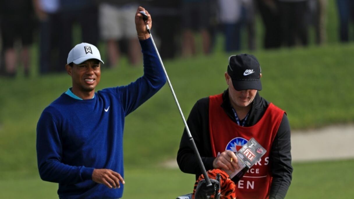 Tiger Woods et son caddie Joe LaCava lors du Farmers Insurance Open à San Diego (Etats-Unis) le 25 janvier 2020
