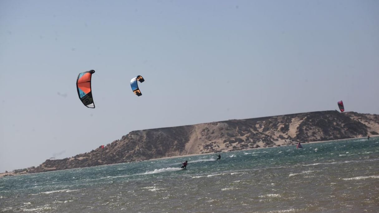 Les voiles multicolores dans le ciel bleu de Dakhla. 
