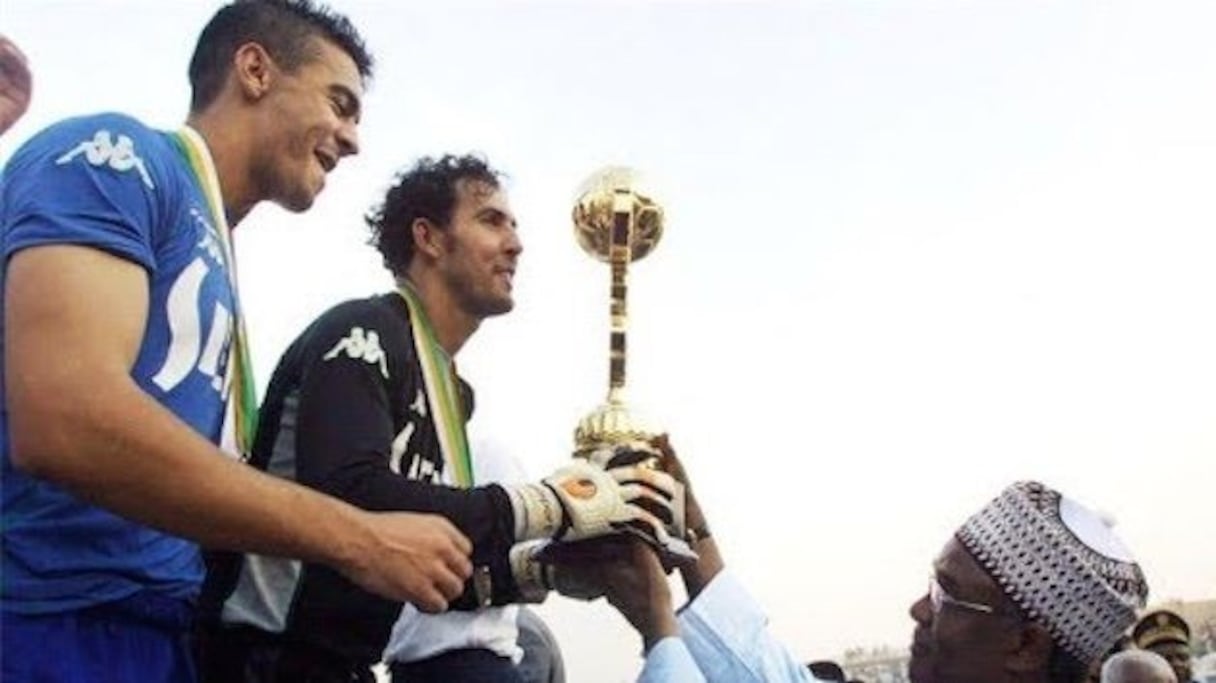 L'ancien gardien de but du Raja, Mustapha Chadli, portant le trophée de la Coupe de la CAF 2003.
