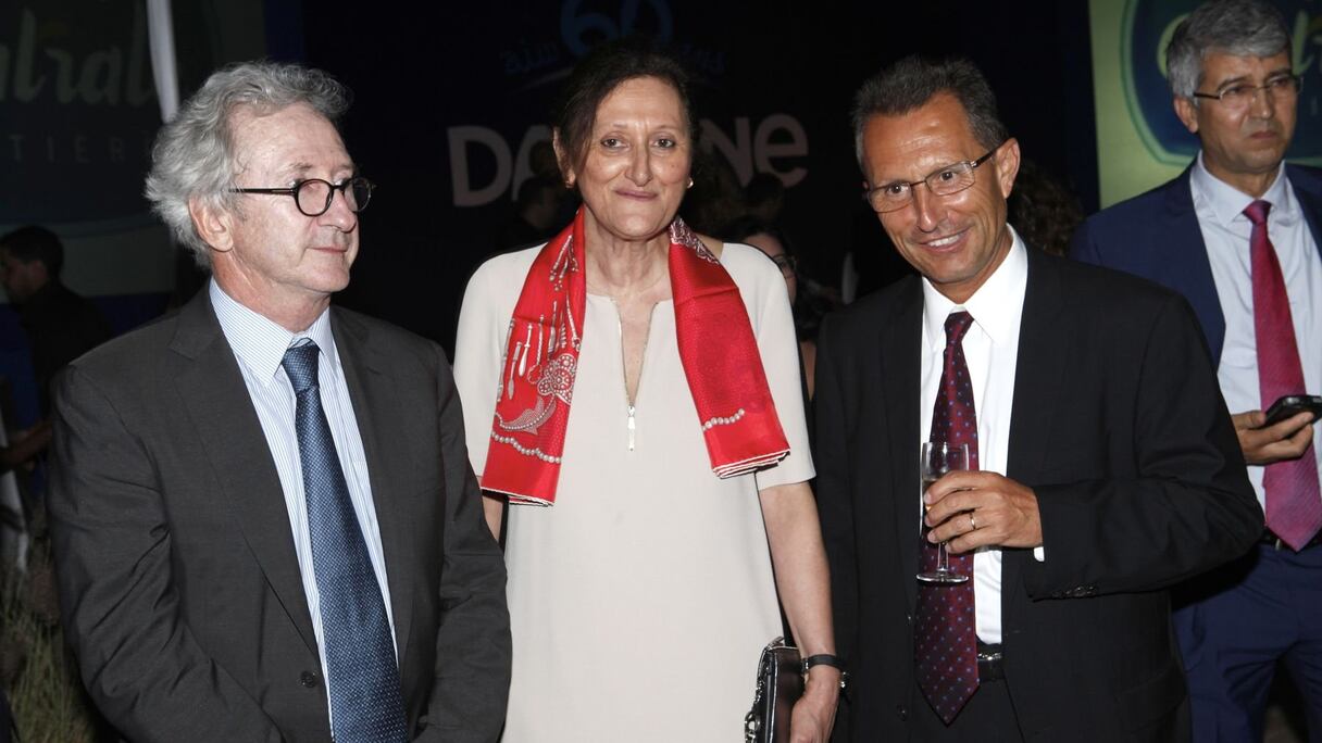 Leila Chérif Benhima, présidente de l'association Heure joyeuse, entouré de Franck Riboud, président de Danone, et Jacques Ponty, PDG de Centrale Laitière. L'association bénéficie du soutien de Danone.
