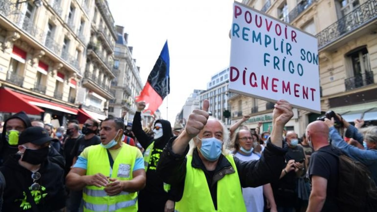 Des "gilets jaunes" manifestent à Paris, le 12 septembre 2020.
