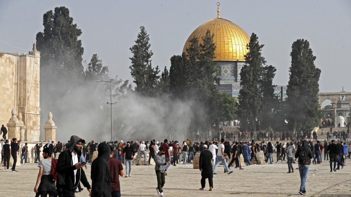 Des manifestants palestiniens affrontent les forces de sécurité israéliennes dans l'enceinte de la mosquée Al-Aqsa de Jérusalem, le 10 mai 2021. 
