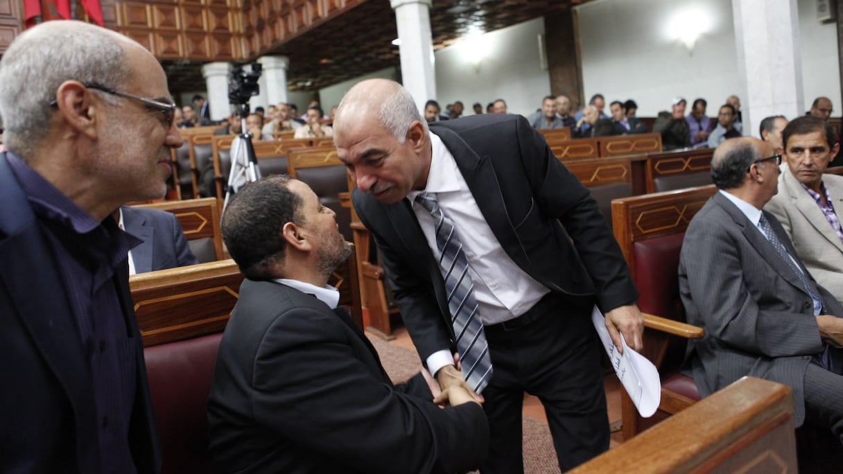 Ahmed Brija, député et membre influent du Conseil de la ville de Casablanca, debout, à droite.
