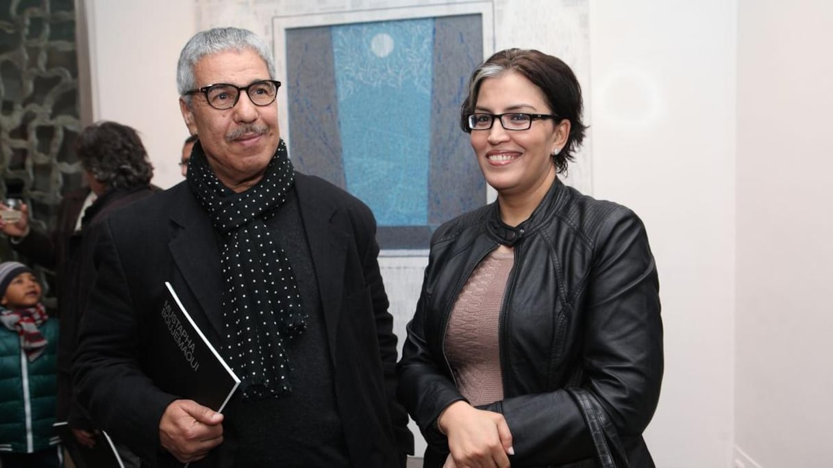 Un rendez-vous d'artistes, décidément. Souad Mekkaoui, écrivaine, est venue découvrir la nouvelle série de Mustapha Boujemaoui et saluer l'artiste peintre qui s'est isolé 5 ans durant pour ciseler ce "passage" tout en mystique transparence.
