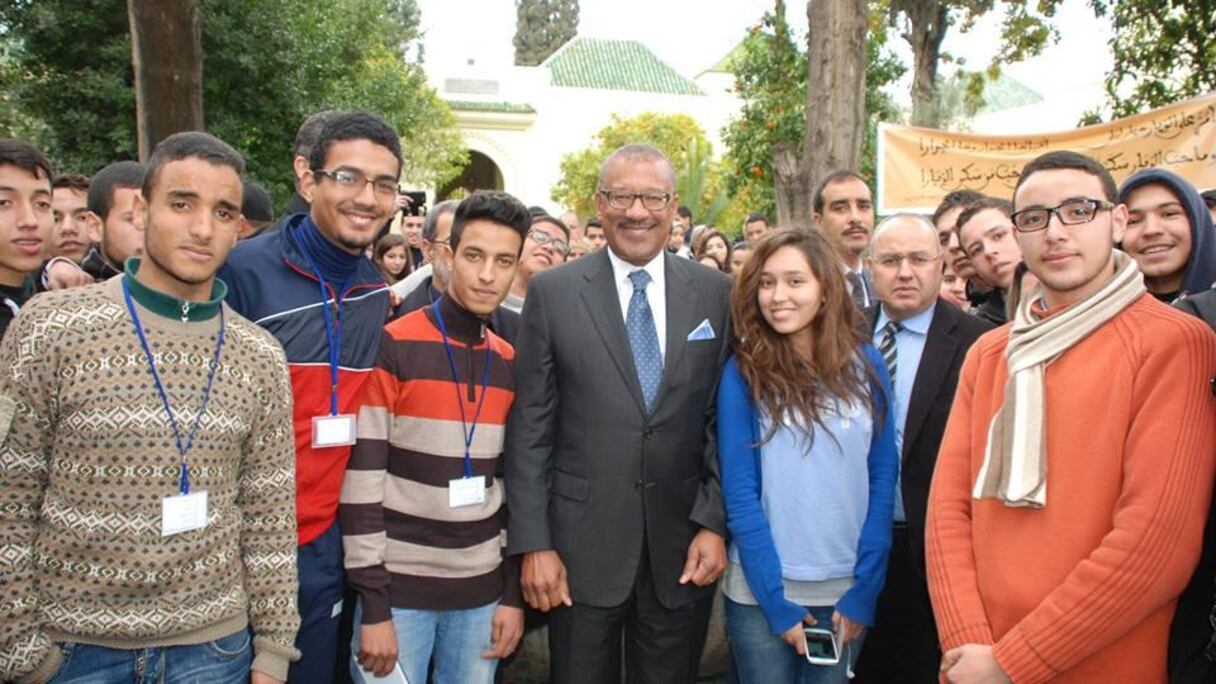 Dwight L. Bush, ambassadeur des Etats-Unis, en compagnie d'étudiants hier à Fès.
