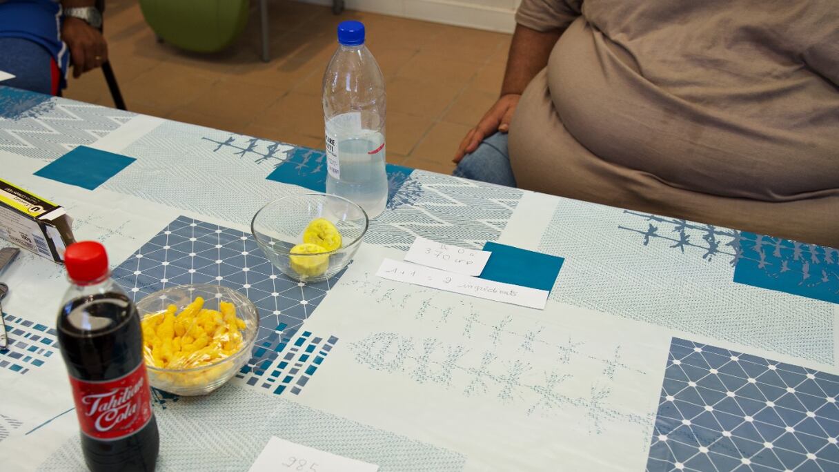 Aliments gras et sucrés mis en évidence lors d'un atelier nutrition dans un centre de soins de réadaptation pour les patients souffrant de surpoids ou d'obésité, dans l'île de Tahiti, en Polynésie française, le 10 septembre 2021.
