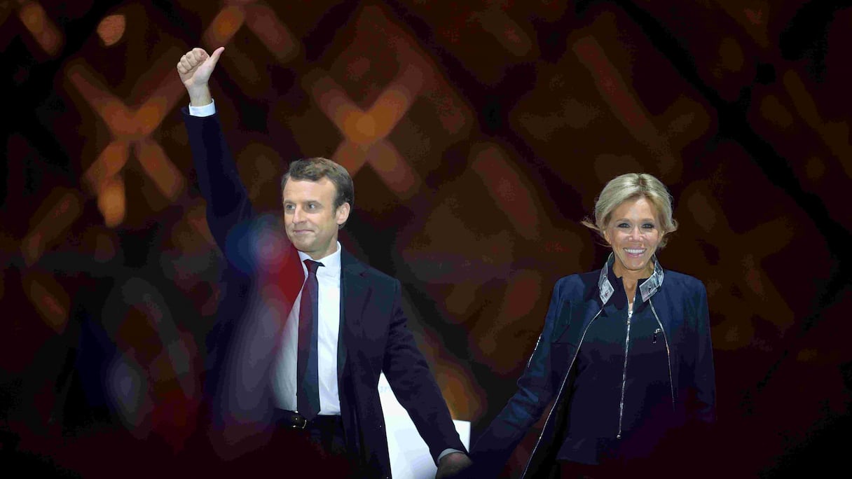 Le président français Emmanuel Macron et son épouse Brigitte Macron, devant la pyramide du musée du Louvre à Paris, le 8 mai 2017. Macron a déclaré qu'il briguerait un second mandat aux élections françaises d'avril, le 3 mars 2022.
