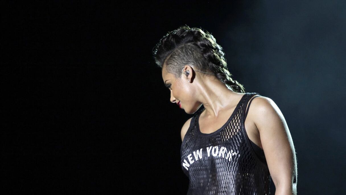 Le concert fabuleux de cette artiste complète à la voix particulièrement poignante a été ponctué de sourires affectueux adressés à l'immense foule qui s'était déroulée vaste marée devant la scène et à perte de vue. 
