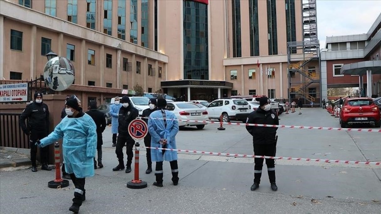 Devant l'hôpital touché par l'incendie à Gaziantep, dans le sud-est de la Turquie, le 19 décembre 2020. 
