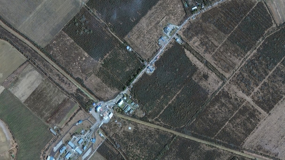 Image satellitaire d'une longue file de voitures au poste-frontière de Luzhanka à la frontière entre l'Ukraine et la Hongrie, à l'ouest de Berehove, le 27 février 2022.
