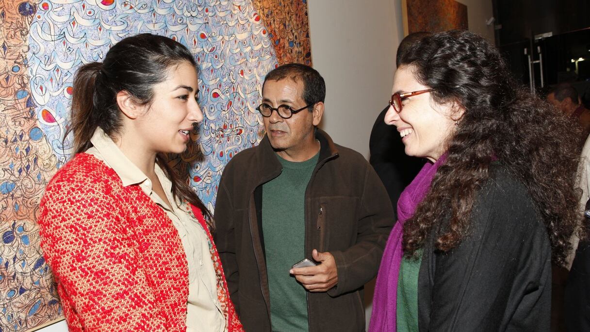 L'actrice Fatym Layachi et Monsieur et Madame Moulim Laaroussi sont venus déchiffrer, sur les murs tapissés de la galerie, les écritures de Qotbi. 
