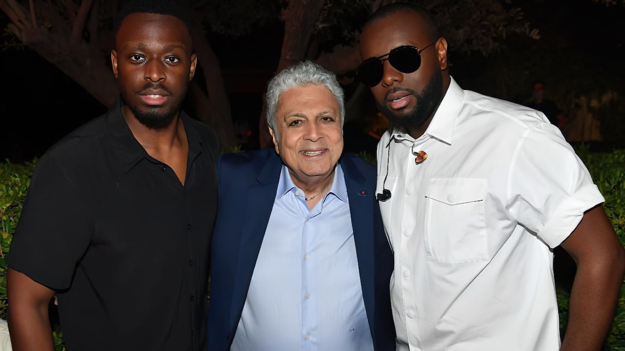 Enrico Macias (au centre) entouré de Gims et de son frère Dadju. 
