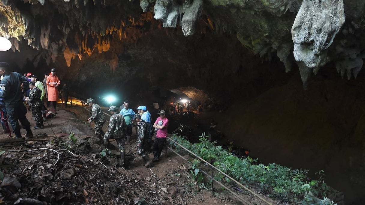 Les secours à l'entrée de la grotte dans laquelle ont disparu les enfants.
